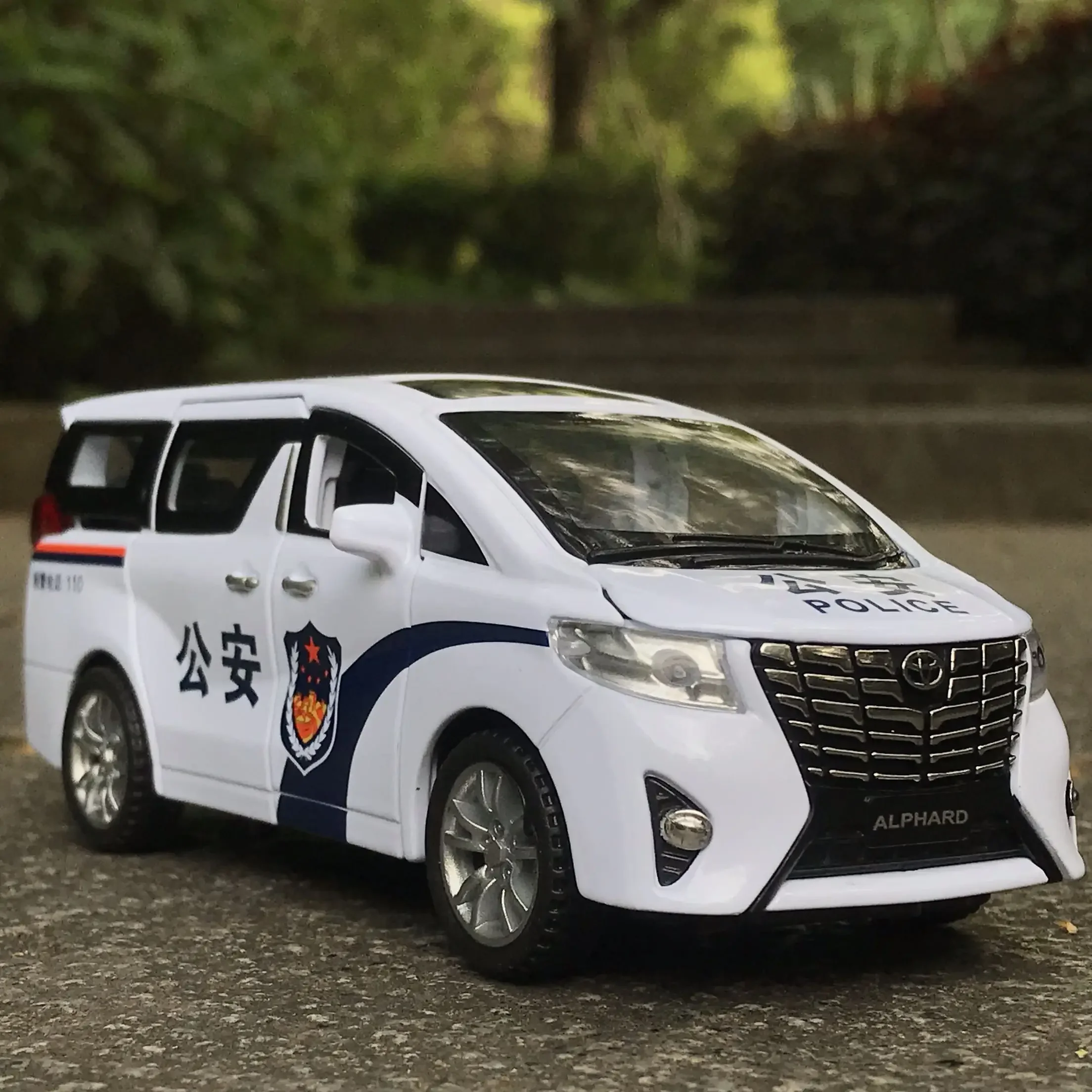 1:32 Scale Diecast Toyota Alphard Model Car 7 1:32 Scale Diecast Toyota Alphard Model Car - Image 7