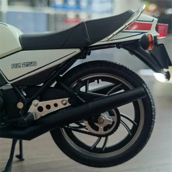 Yamaha RZ250 RD250LC 1:12 Scale Diecast Model - Image 4