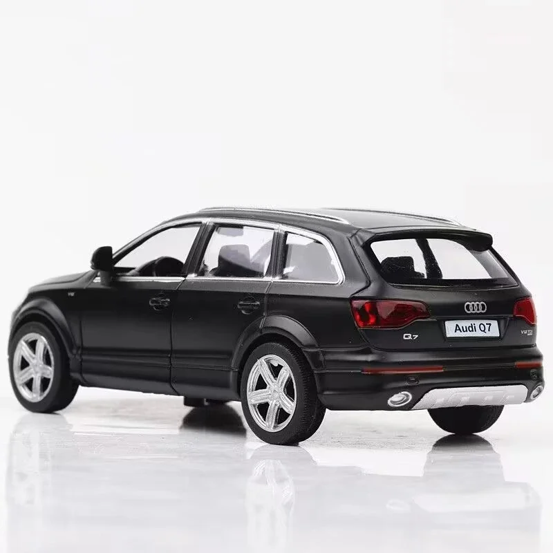 1:32 Audi Q7 SUV Matte Black Diecast Model 3 1:32 Audi Q7 SUV Matte Black Diecast Model - Image 3