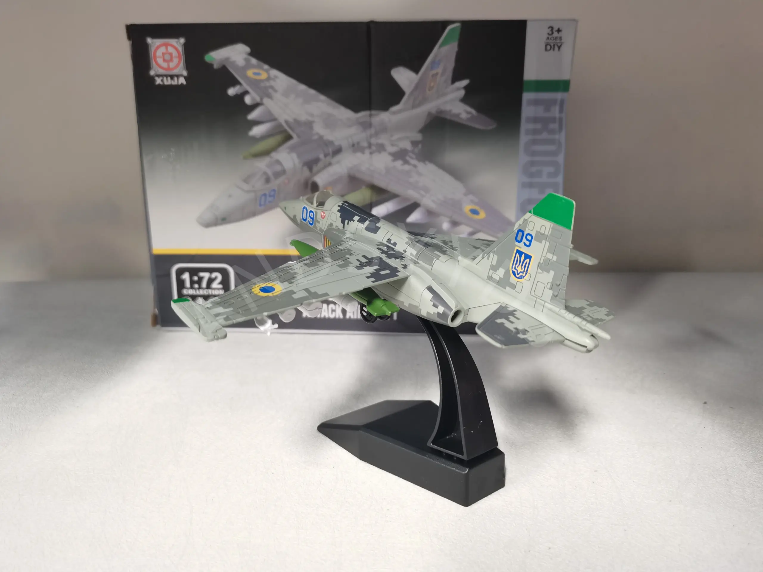 1:72 Scale SU-25 Fighter Model Kit 3 1:72 Scale SU-25 Fighter Model Kit - Image 3