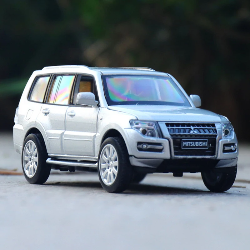 1:32 Scale Mitsubishi Pajero Diecast Model 6 1:32 Scale Mitsubishi Pajero Diecast Model - Image 6
