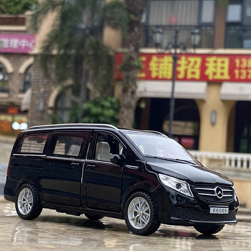 1:32 Scale Mercedes-Benz V260 Diecast Car Set 7 1:32 Scale Mercedes-Benz V260 Diecast Car Set - Image 7