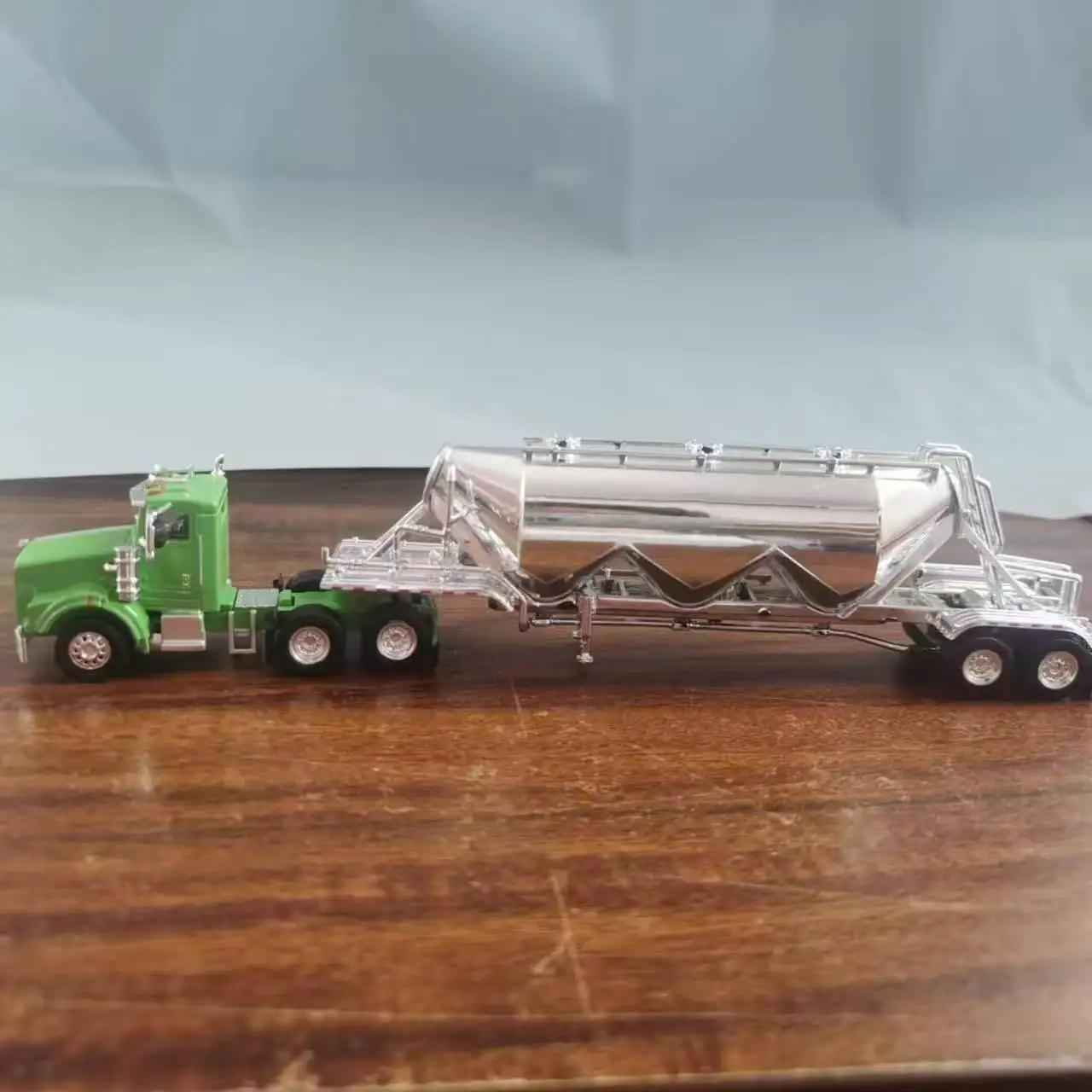 1:87 Scale Peterbilt 367 Tanker Truck Model 2 1:87 Scale Peterbilt 367 Tanker Truck Model - Image 2