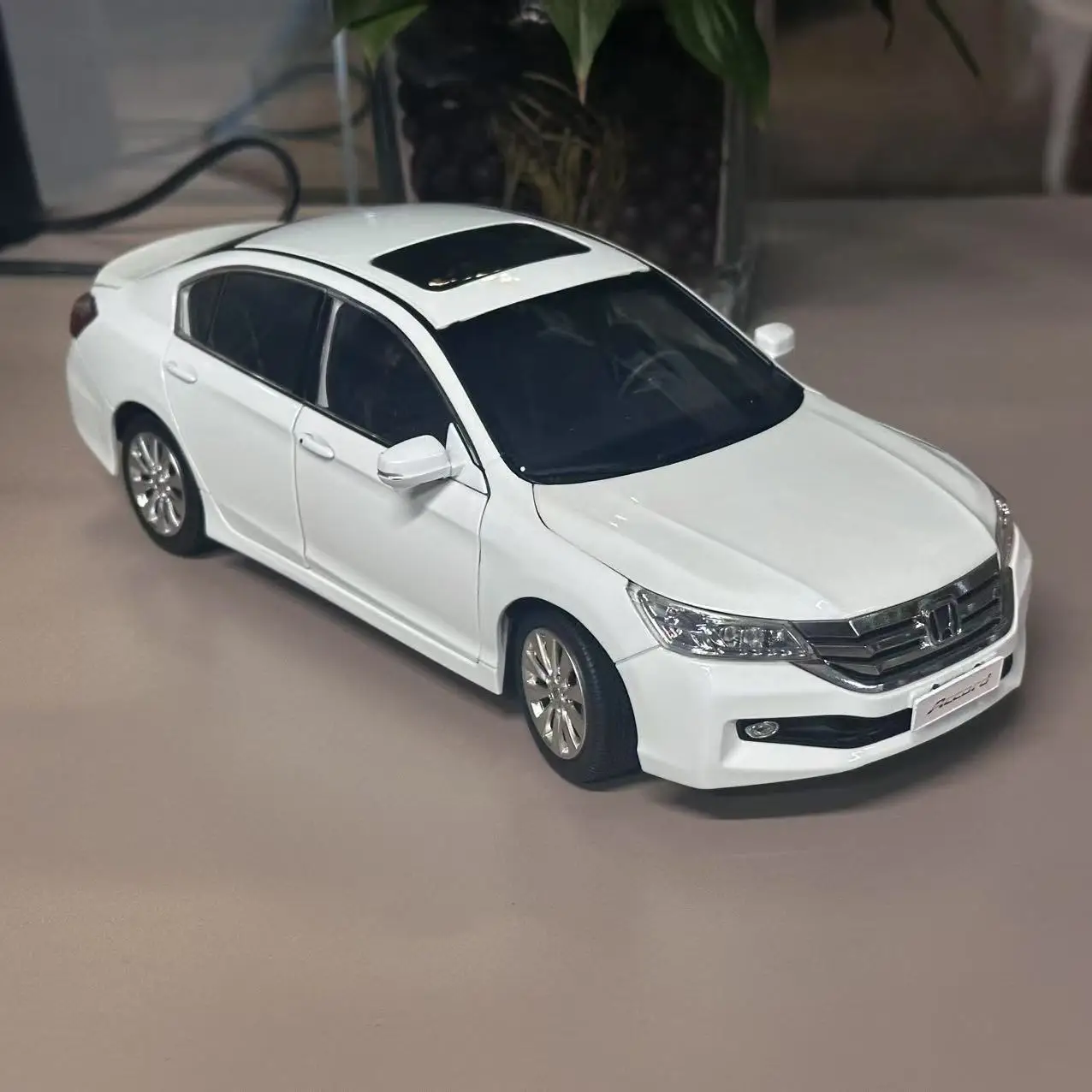 1:18 Scale Die-Cast Model Honda Accord White 2 1:18 Scale Die-Cast Model Honda Accord White - Image 2