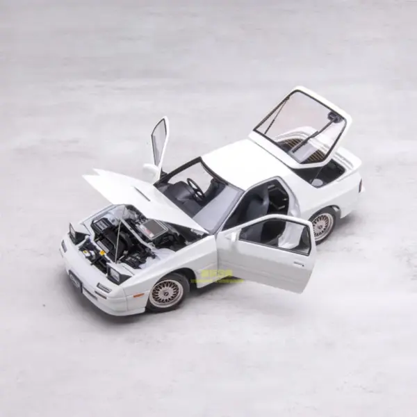 1:18 Scale RX7 FC3S Diecast Model Car - Image 3