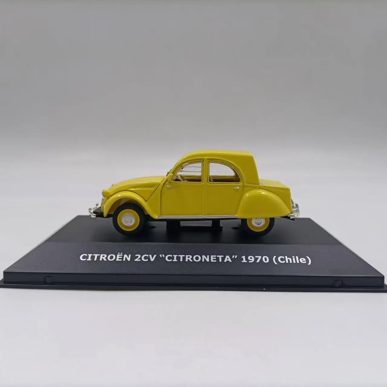1/43 Scale Citroen 2CV Citroneta Model Car 4 1/43 Scale Citroen 2CV Citroneta Model Car - Image 4