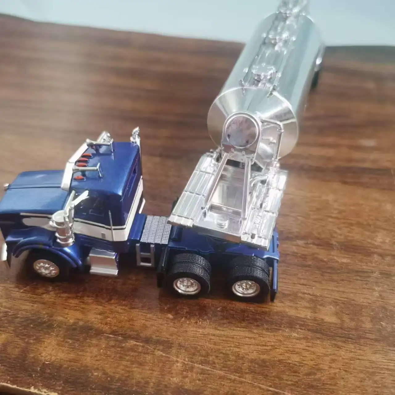 1:87 Scale Peterbilt 367 Tanker Truck Model 5 1:87 Scale Peterbilt 367 Tanker Truck Model - Image 5