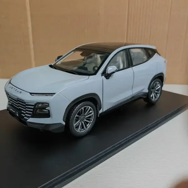 1:18 Scale Chery JETOUR Diecast SUV Model - Image 5