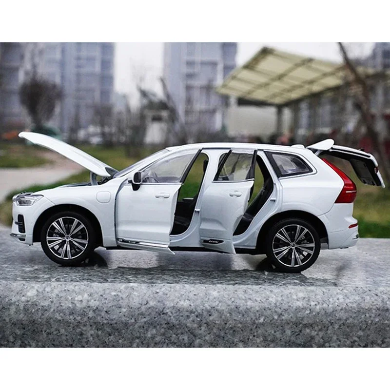 1/18 Scale White XC60 2022 Diecast Model 5 1/18 Scale White XC60 2022 Diecast Model - Image 5