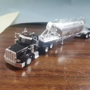 1:87 Scale Peterbilt 367 Tanker Truck Model 22 S3c8c438be2a44b178e784a7f2743007f2