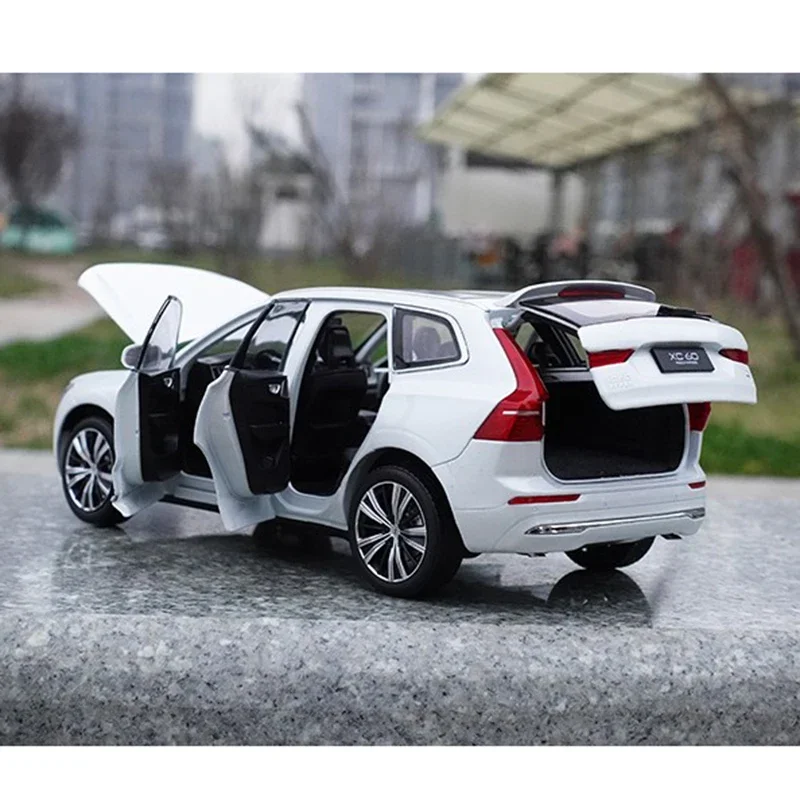 1/18 Scale White XC60 2022 Diecast Model 4 1/18 Scale White XC60 2022 Diecast Model - Image 4
