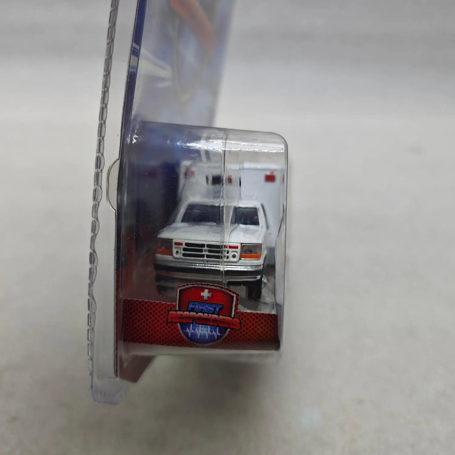 1992 Ford F-350 Ambulance Diecast Model 1:64 4 1992 Ford F-350 Ambulance Diecast Model 1:64 - Image 4