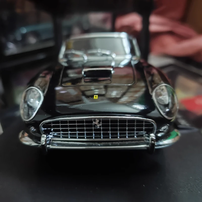 Diecast 1:18 Scale Ferrari 250 GT 1960 Model 5 Diecast 1:18 Scale Ferrari 250 GT 1960 Model - Image 5