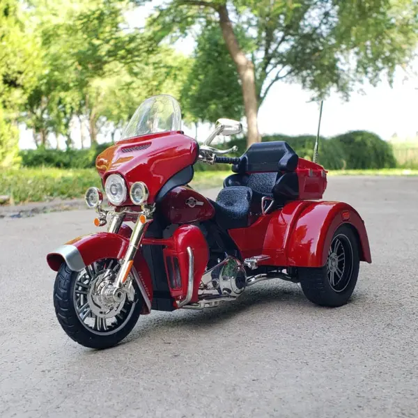 1:9 Scale CVO Tri Glide Diecast Motorcycle Model - Image 2