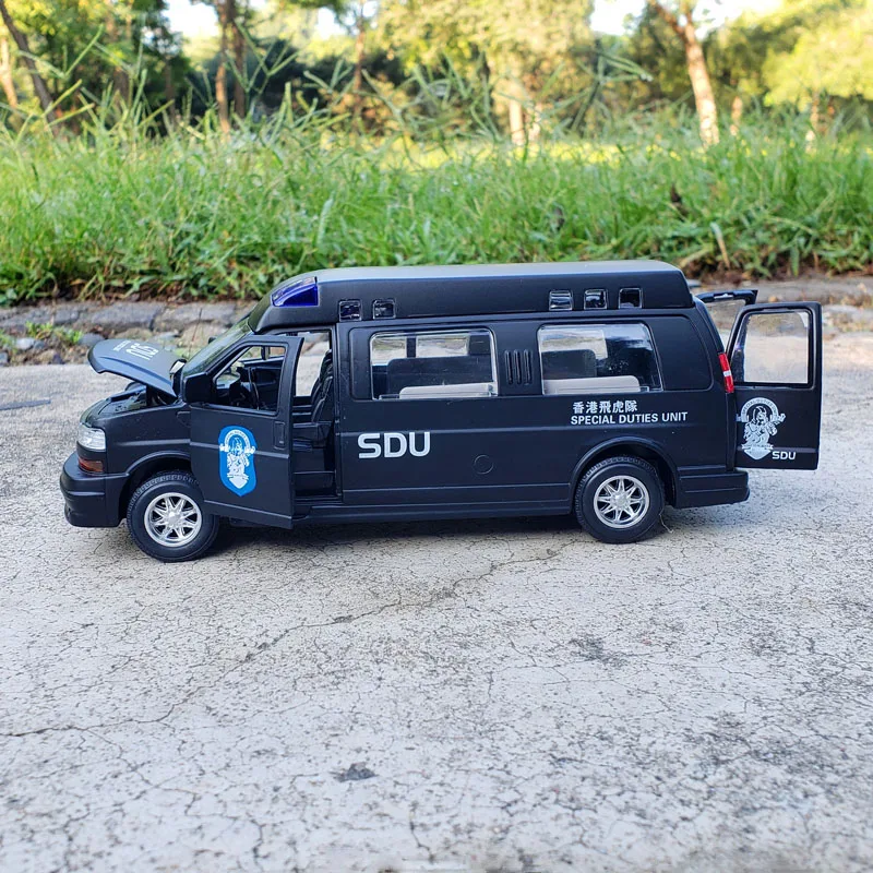 1:32 GMC Savana Police Diecast Model Vehicle 4 1:32 GMC Savana Police Diecast Model Vehicle - Image 4