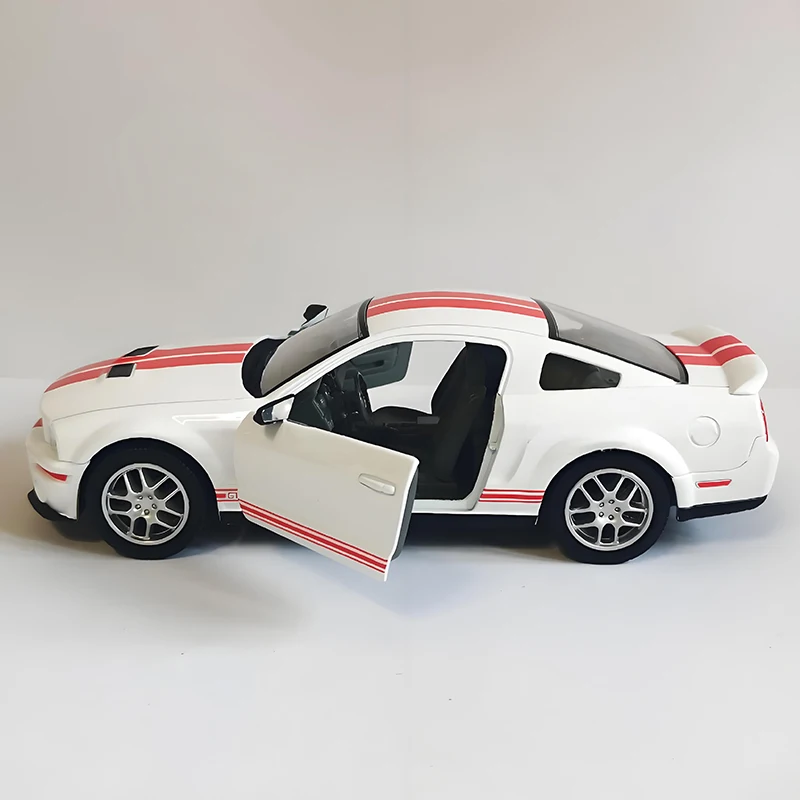 1:24 Scale 2007 Shelby GT500 Model Car 4 1:24 Scale 2007 Shelby GT500 Model Car - Image 4