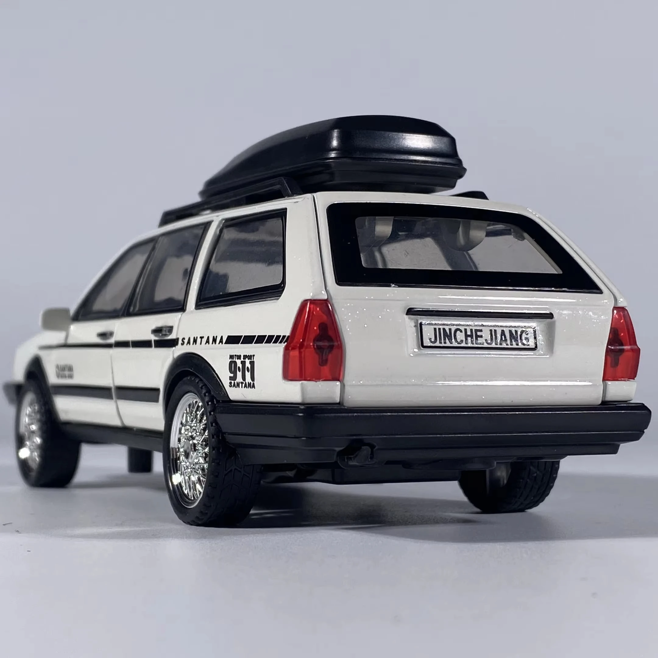 1:32 Scale Santana Wagon Alloy Model Car 2 1:32 Scale Santana Wagon Alloy Model Car - Image 2