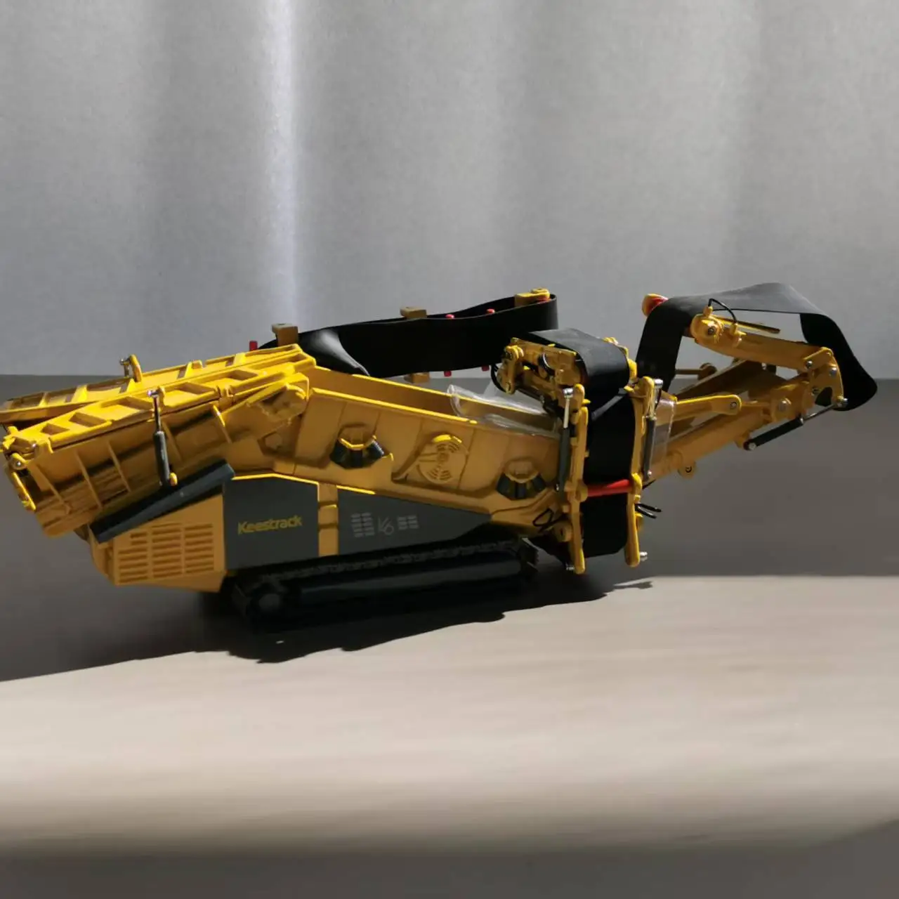 Keestrack Screening Crusher Crawler Transport Machinery 1:50 Scale Alloy Rare Engineering Car Model Toy Gift Collection Die-cast 5 Keestrack Screening Crusher Crawler Transport Machinery 1:50 Scale Alloy Rare Engineering Car Model Toy Gift Collection Die-cast - Image 5