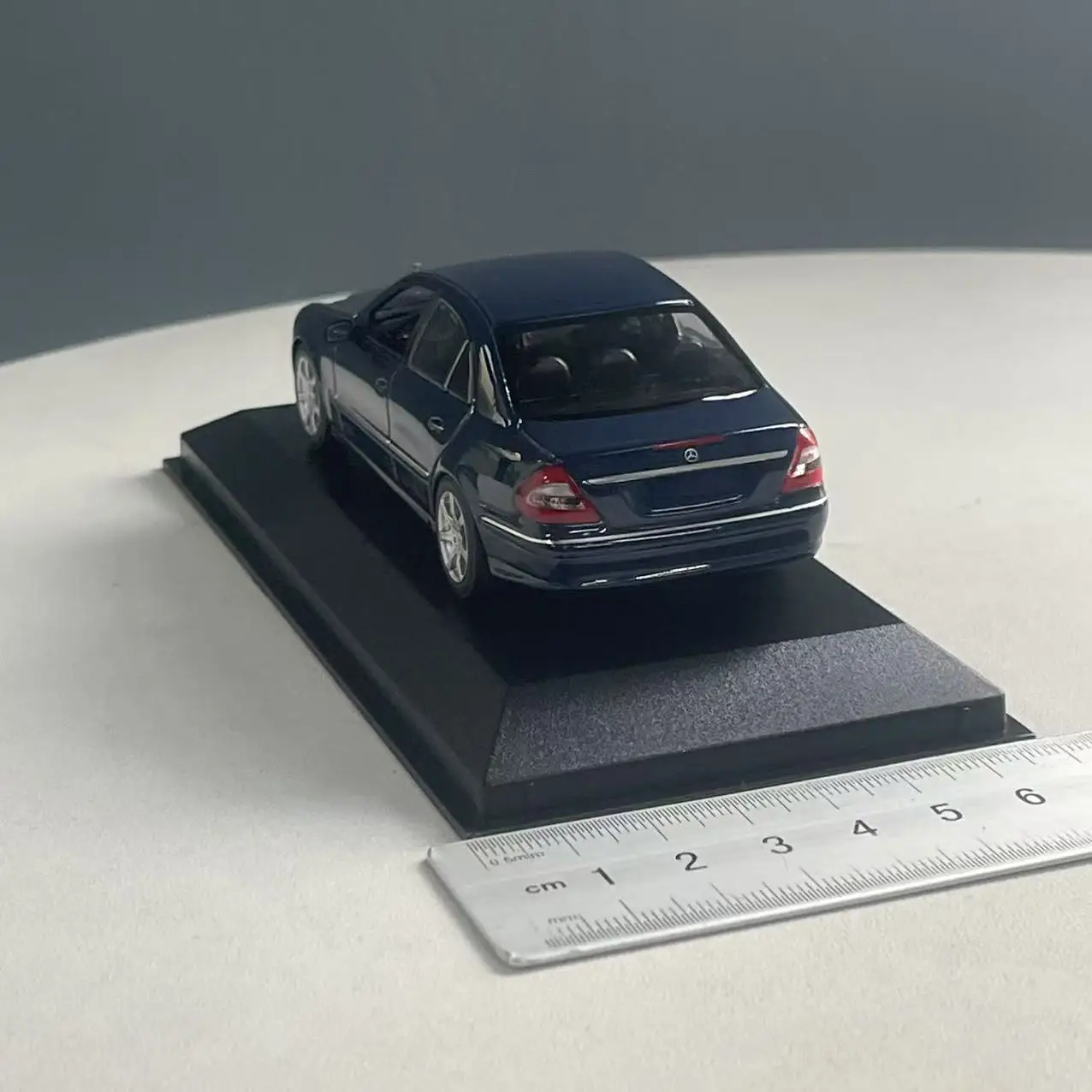 Mercedes-Benz E-Class W211 2006 Die-Cast Model 3 Mercedes-Benz E-Class W211 2006 Die-Cast Model - Image 3