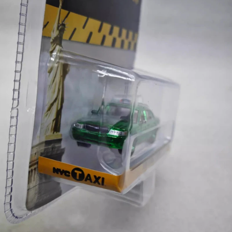 1/64 Scale 2011 Ford Crown Victoria Taxi Model 3 1/64 Scale 2011 Ford Crown Victoria Taxi Model - Image 3