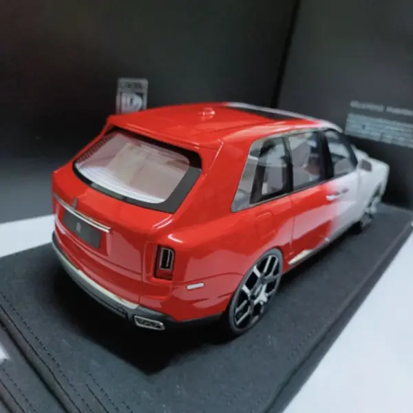 Rolls Royce Cullinan 1:18 Scale Model Red White - Image 3