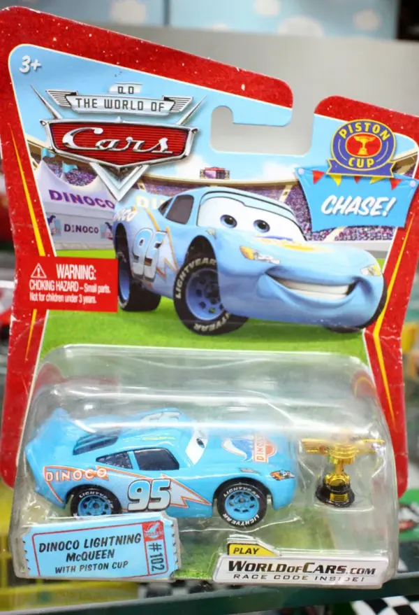 Lightning McQueen Diecast Vehicle 7 cm with Trophy - Image 3
