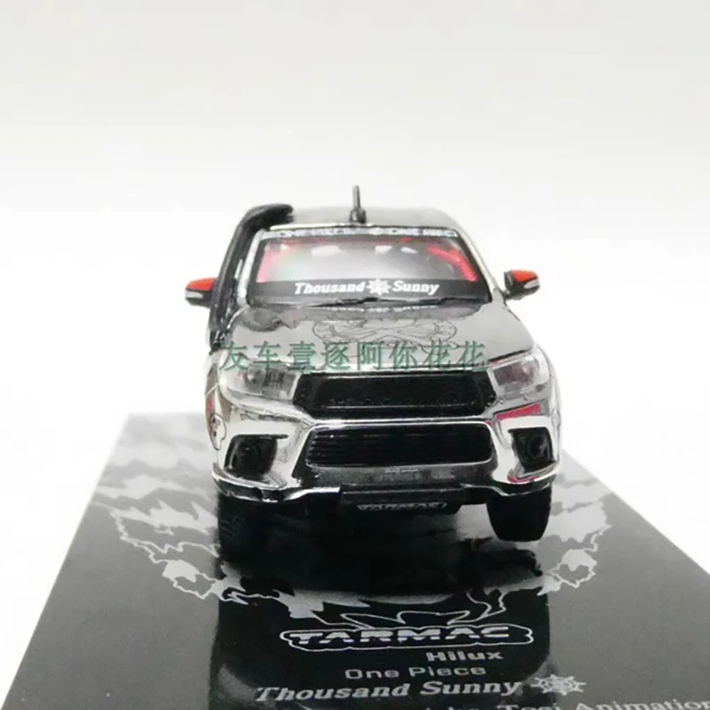 Tarmac Works 1:64 Scale Toyota Hilux Model 4 Tarmac Works 1:64 Scale Toyota Hilux Model - Image 4