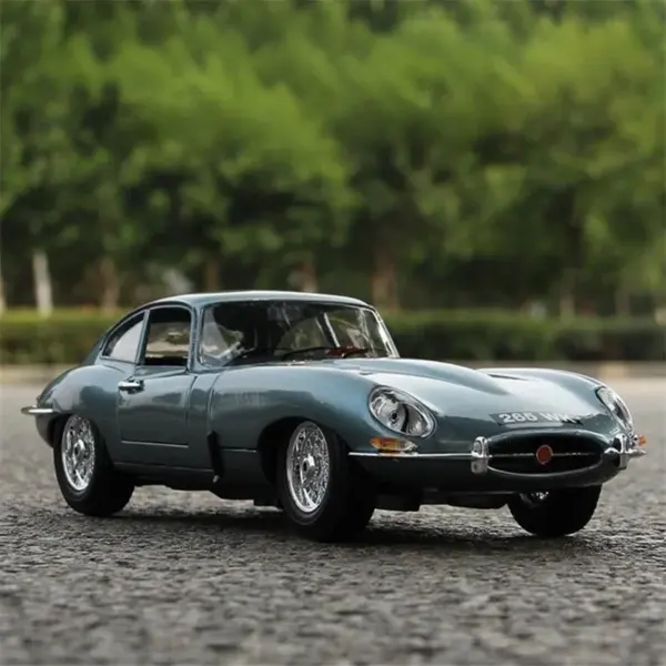 Jaguar E-type 1:18 Scale Diecast Model - Image 2