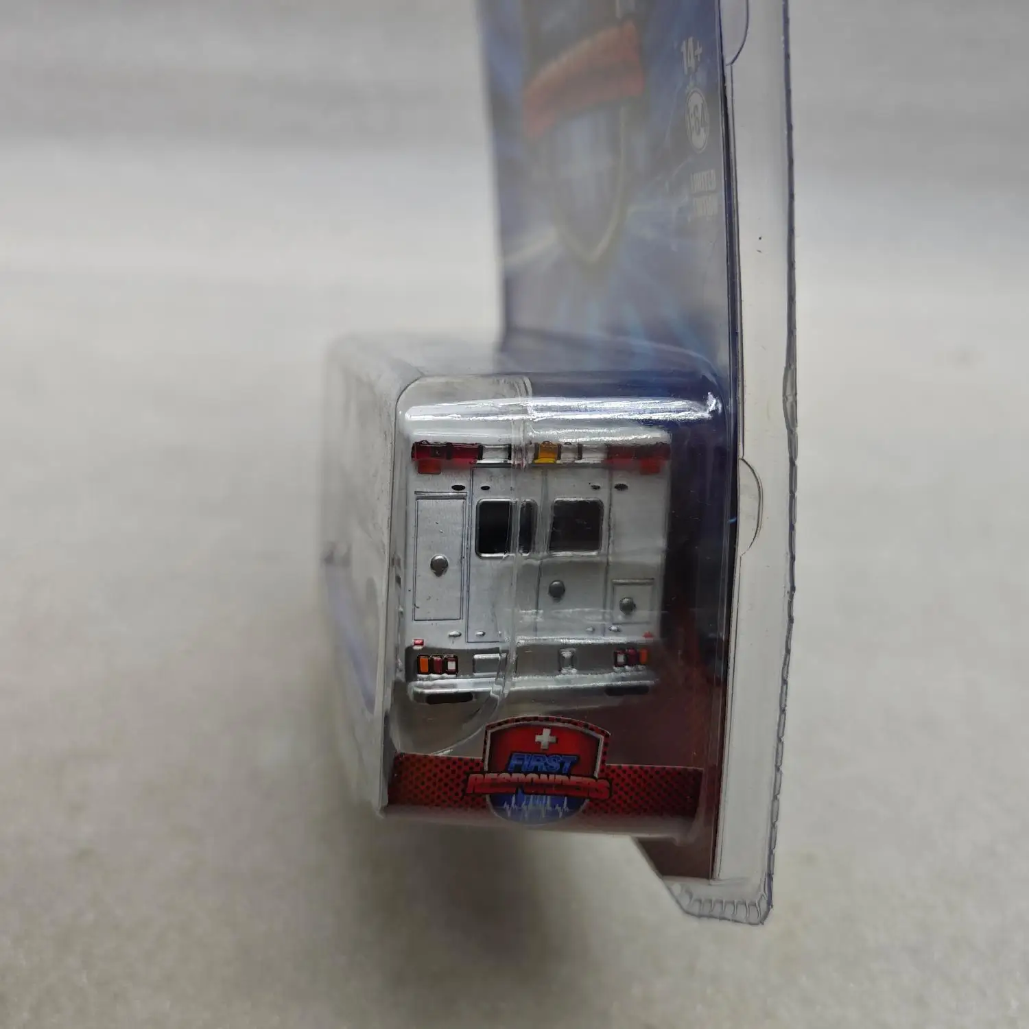 1992 Ford F-350 Ambulance Diecast Model 1:64 5 1992 Ford F-350 Ambulance Diecast Model 1:64 - Image 5