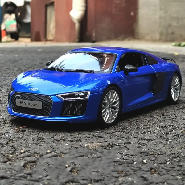 1:18 Scale Audi R8 V10 Plus Diecast Model - Image 4