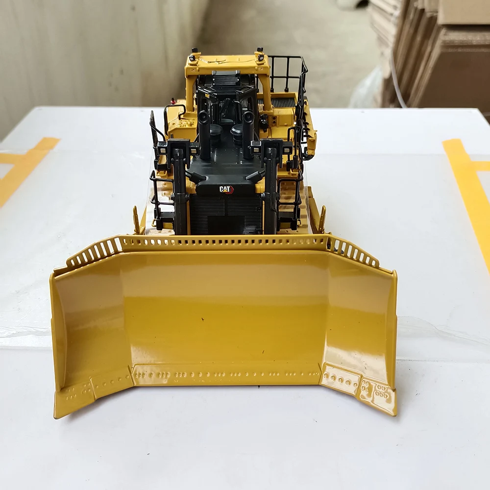 Cat D11t Bulldozer Die-Cast Model 1:50 Scale 4 Cat D11t Bulldozer Die-Cast Model 1:50 Scale - Image 4