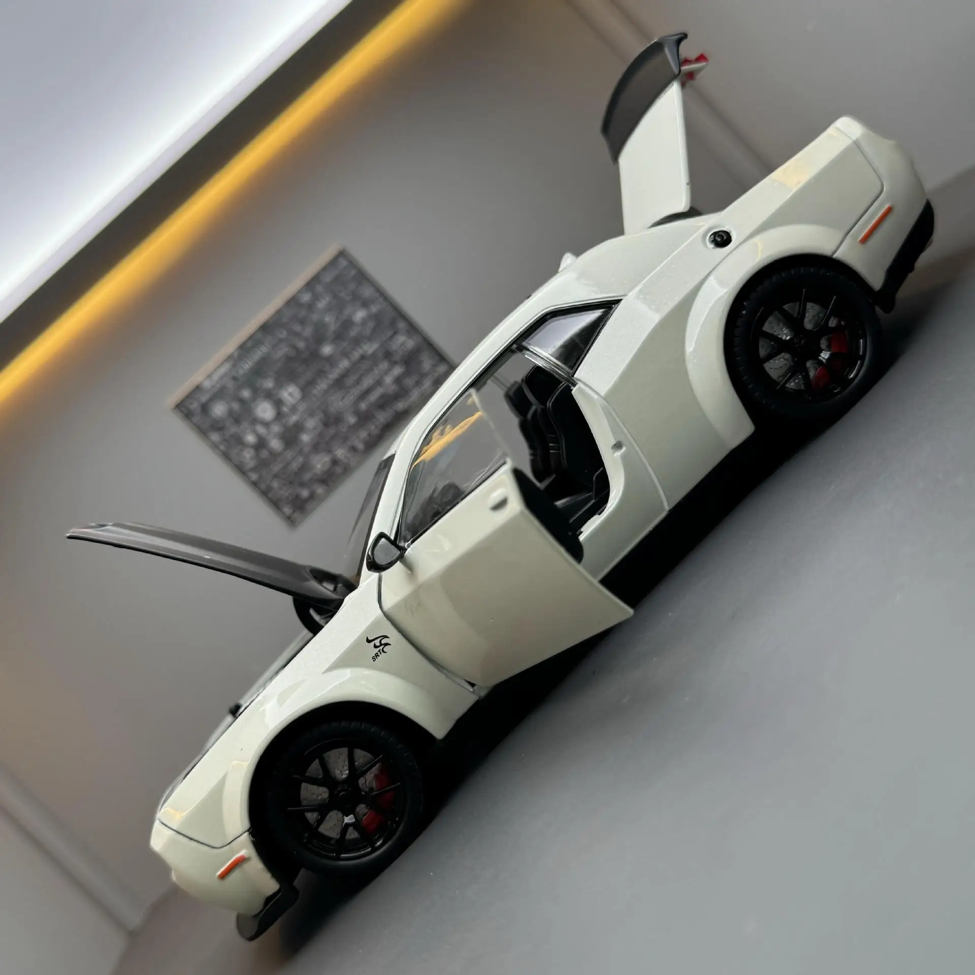 Dodge Challenger SRT Hellcat 1:24 Diecast Model 4 Dodge Challenger SRT Hellcat 1:24 Diecast Model - Image 4