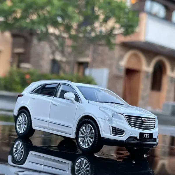 1:32 Scale White Cadillac XT5 Diecast Model - Image 4