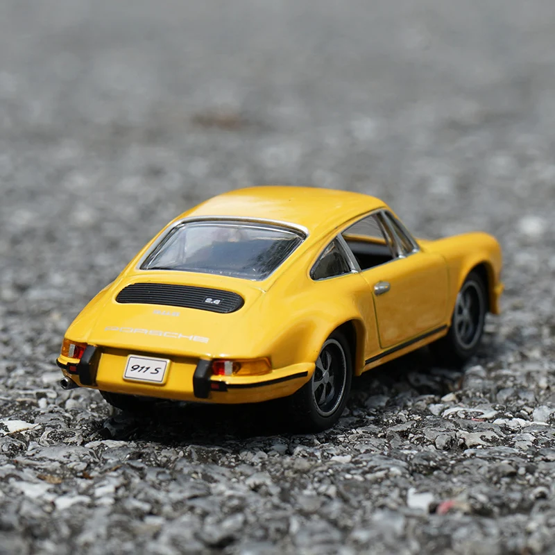 Porsche 911 1971 Die-Cast Model in Yellow 3 Porsche 911 1971 Die-Cast Model in Yellow - Image 3