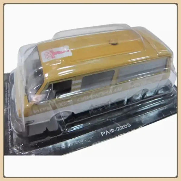 1:43 Scale RAF2203 Latvia Retro Van Model - Image 5