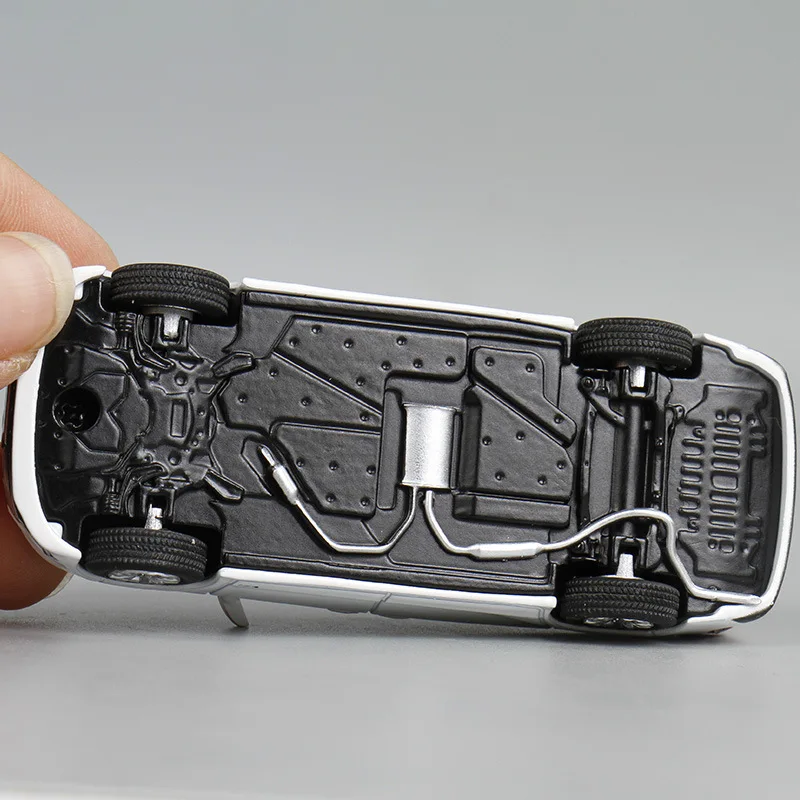 Sienna MPV 1:64 Scale Diecast Model Car 4 Sienna MPV 1:64 Scale Diecast Model Car - Image 4