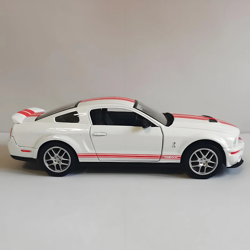 1:24 Scale 2007 Shelby GT500 Model Car 2 1:24 Scale 2007 Shelby GT500 Model Car - Image 2