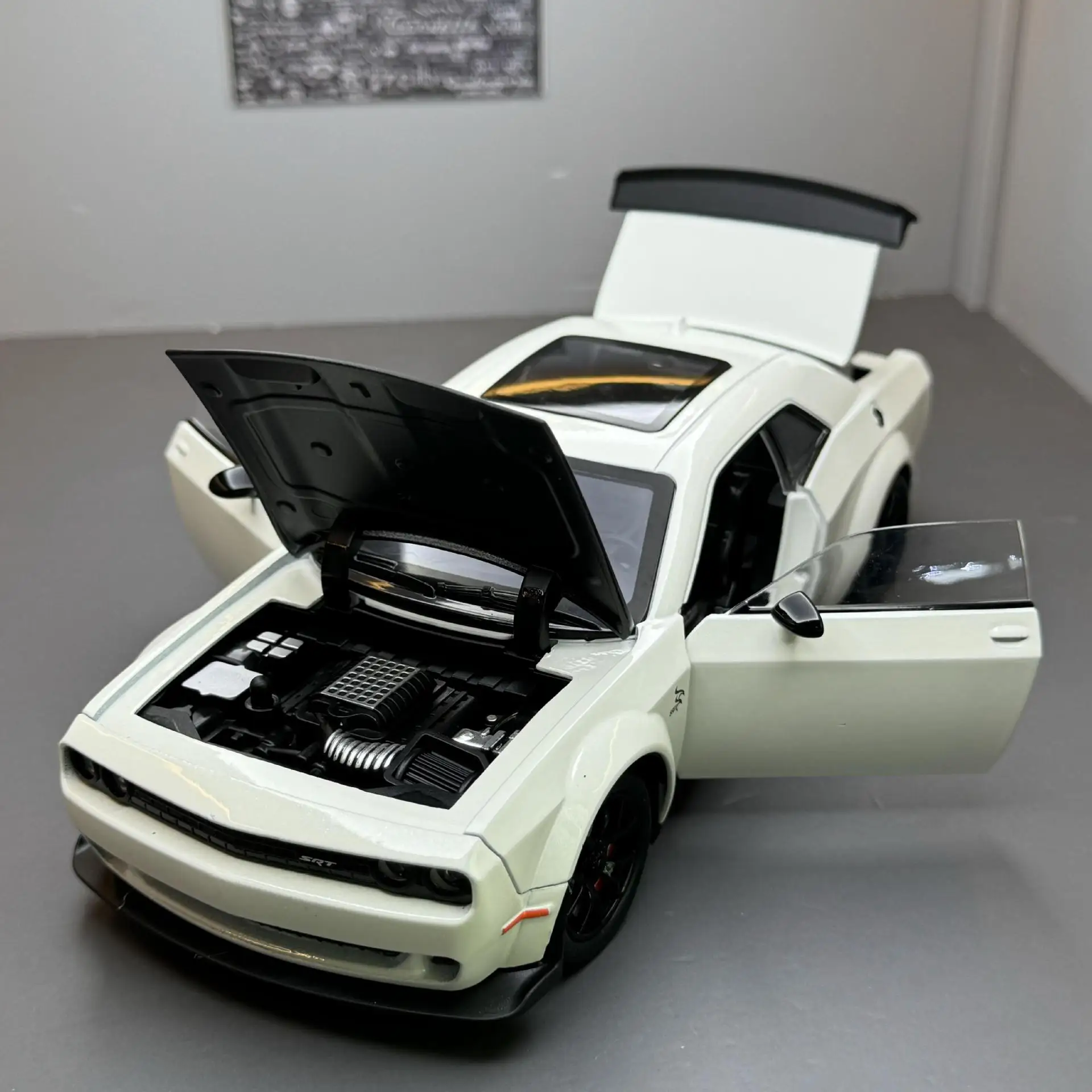 Dodge Challenger SRT Hellcat 1:24 Diecast Model 3 Dodge Challenger SRT Hellcat 1:24 Diecast Model - Image 3