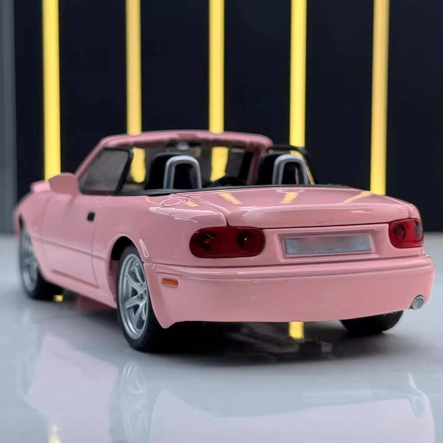 1:32 Mazda MX-5 Diecast Model Pink with LED 6 1:32 Mazda MX-5 Diecast Model Pink with LED - Image 6
