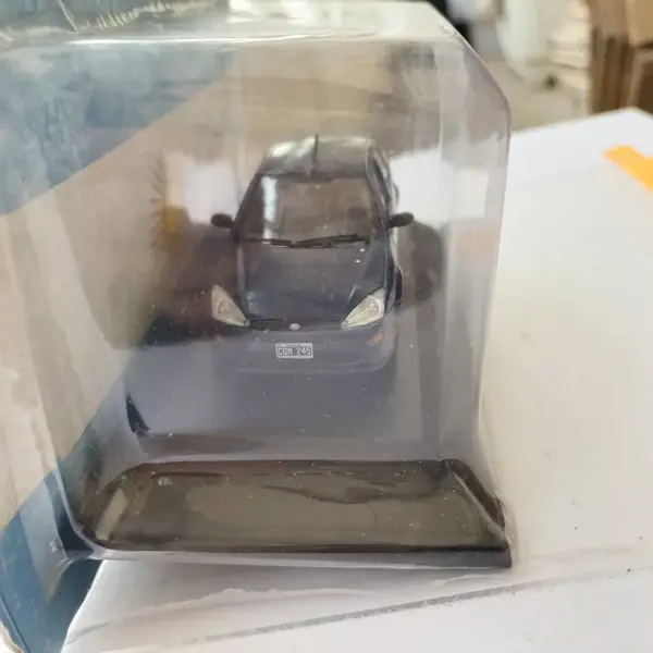 1998 Ford Focus CLX Die-Cast Model 1:43 Scale - Image 2