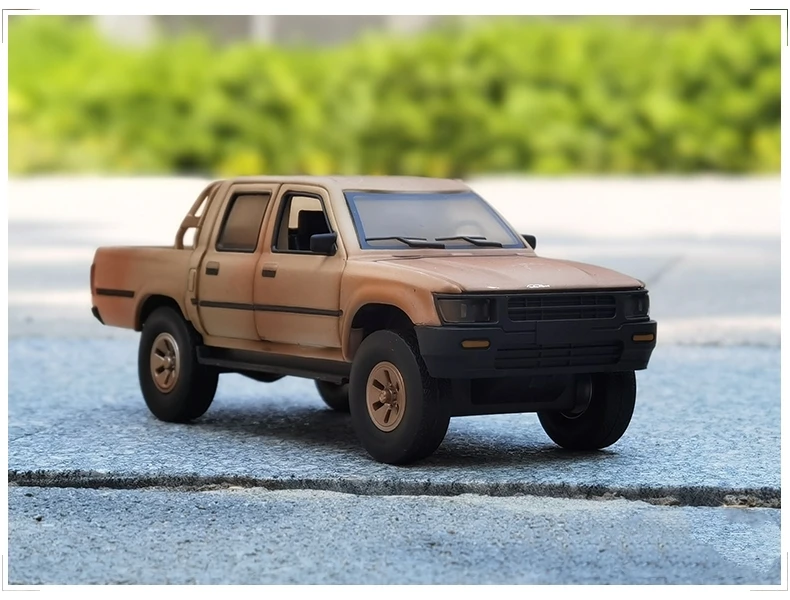 1:32 Toyota Hilux Diecast Model Olive Green 7 1:32 Toyota Hilux Diecast Model Olive Green - Image 7