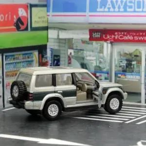 Mitsubishi Pajero 1:64 Diecast SUV Model 7 S79bea4c99830437fb57b776217cfd361G