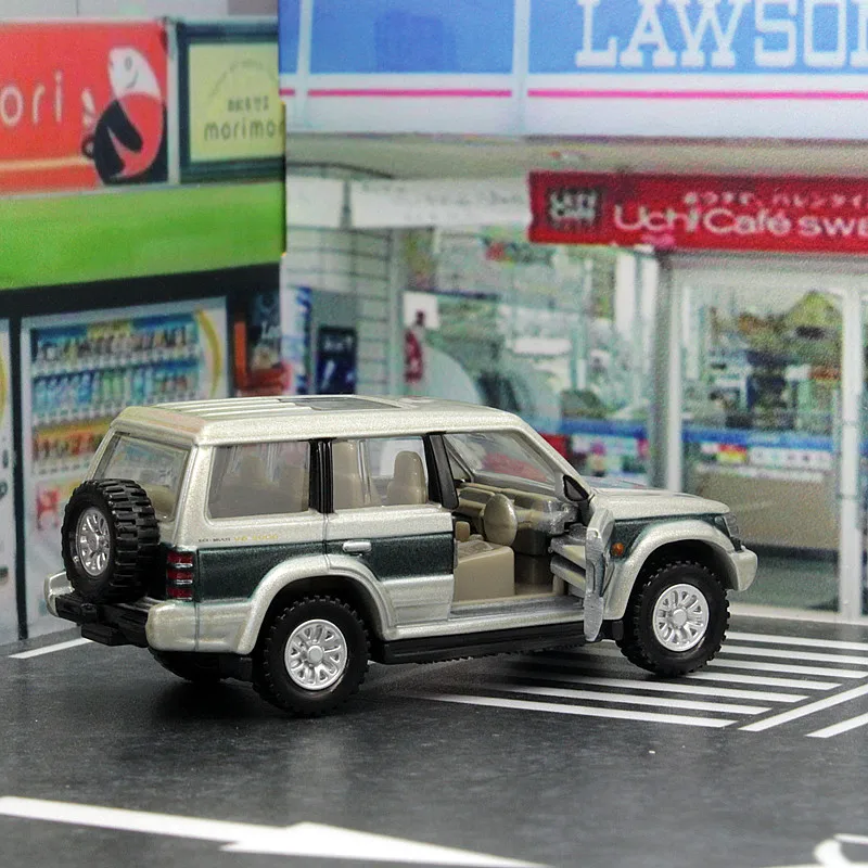 Mitsubishi Pajero 1:64 Diecast SUV Model 2 Mitsubishi Pajero 1:64 Diecast SUV Model - Image 2