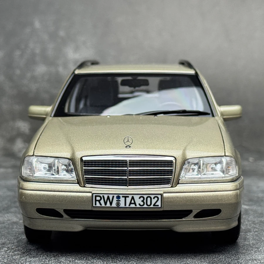 1/18 Scale Benz C-Class T-Model Diecast Model 2 1/18 Scale Benz C-Class T-Model Diecast Model - Image 2