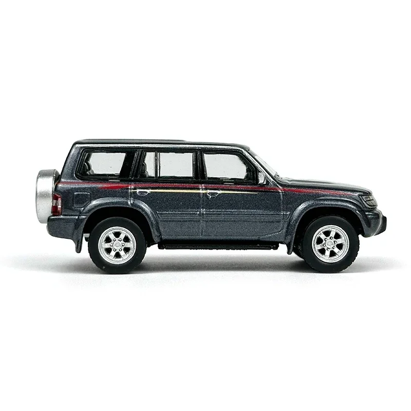 1:64 Scale Nissan Patrol Y61 Diecast Model 5 1:64 Scale Nissan Patrol Y61 Diecast Model - Image 5