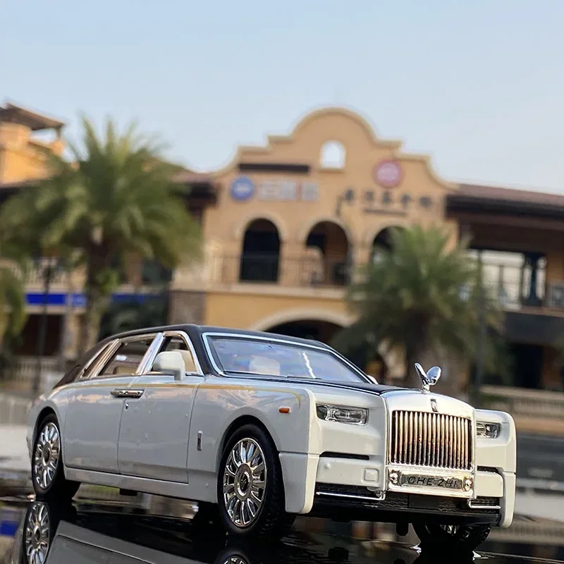 1:24 White Rolls-Royce Phantom Diecast Model 3 1:24 White Rolls-Royce Phantom Diecast Model - Image 3