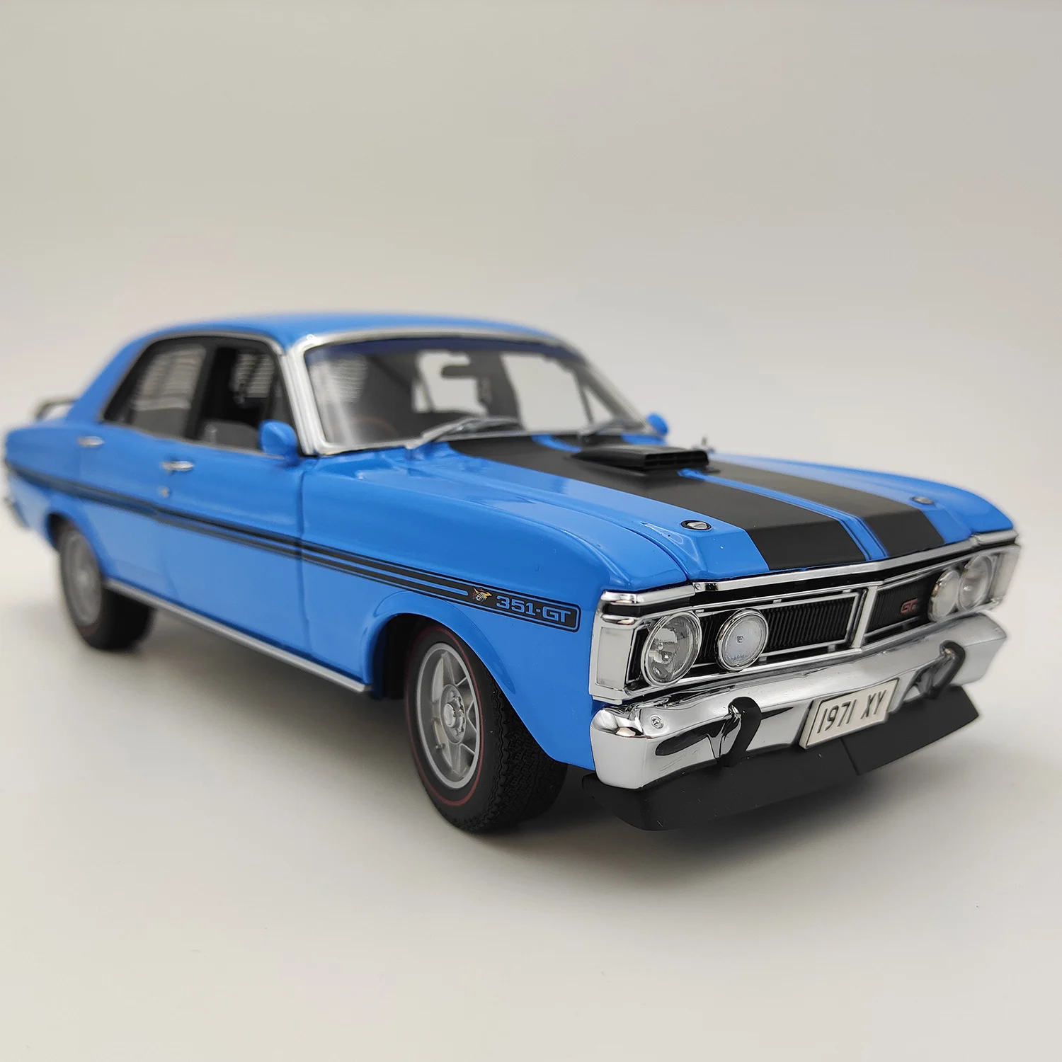 1/18 Scale Ford Falcon Diecast Model Car 3 1/18 Scale Ford Falcon Diecast Model Car - Image 3