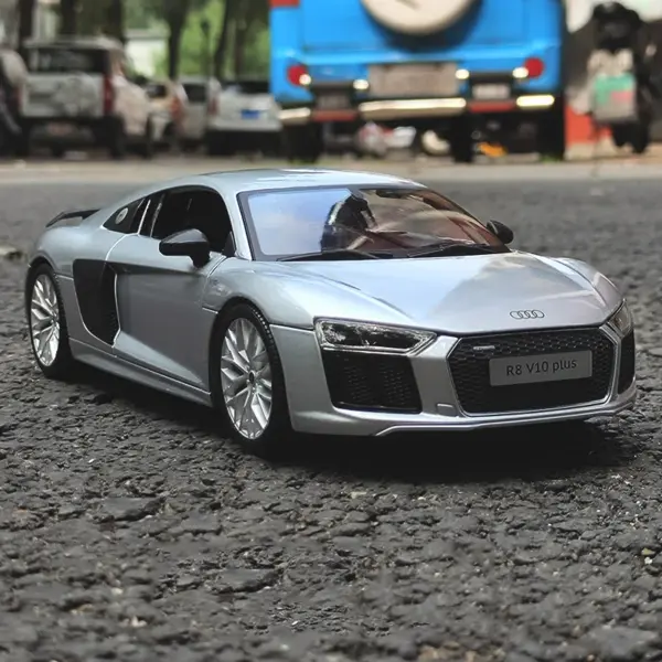 1:18 Scale Audi R8 V10 Plus Diecast Model - Image 3