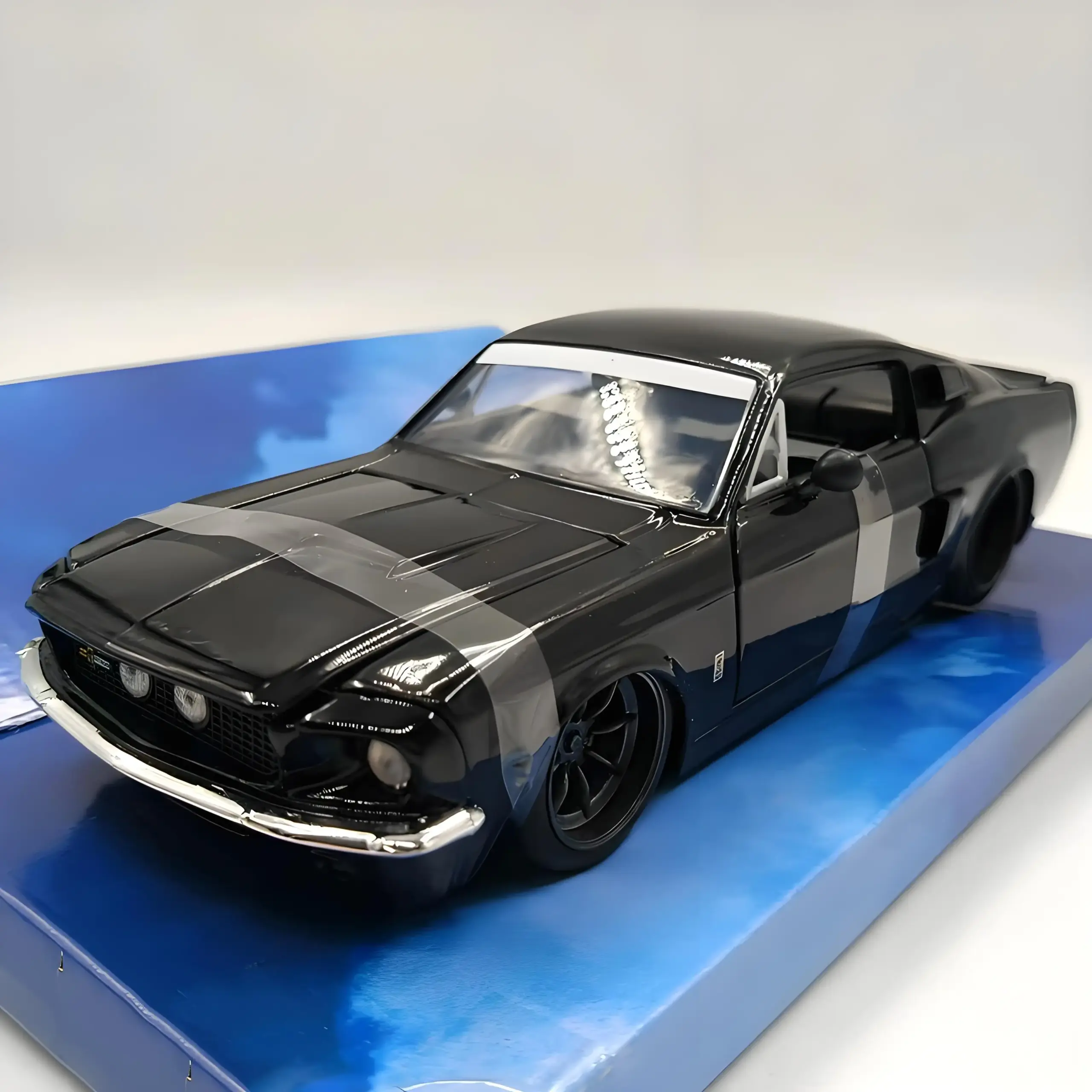 JADA 1:24 Scale 1967 Shelby GT500 Model 4 JADA 1:24 Scale 1967 Shelby GT500 Model - Image 4
