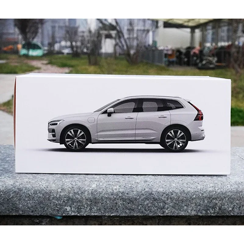 1/18 Scale White XC60 2022 Diecast Model 6 1/18 Scale White XC60 2022 Diecast Model - Image 6
